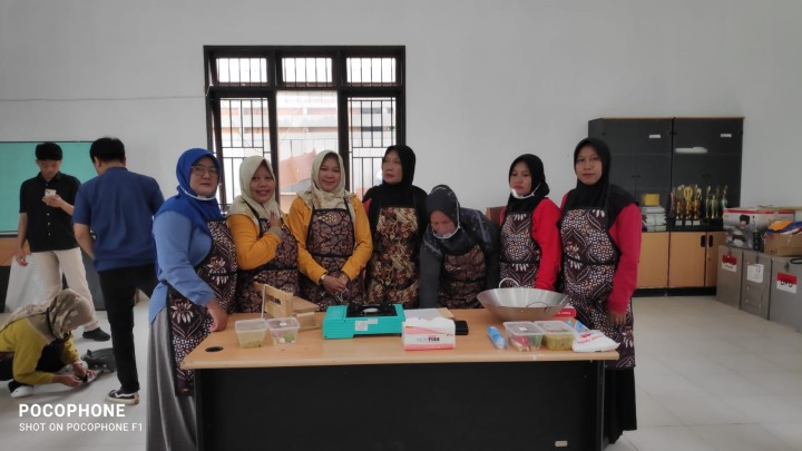 Kegiatan sosialisasi pengolahan ABON dari ikan lele di balai kelurahan Sindang Sari