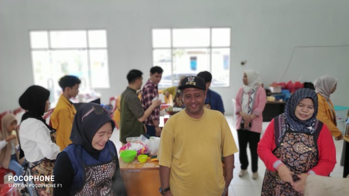 Kegiatan sosialisasi pengolahan ABON dari ikan lele di balai kelurahan Sindang Sari
