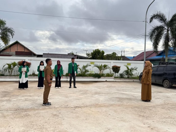 Rutinitas apel pagi di Pemerintahan Kelurahan Sindang Sari.