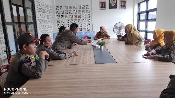 Kunjungan satpol PP kekelurahan Sindang Sari kordinasi mengenai keberadaan siskamling.