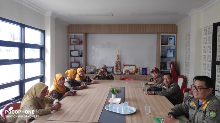 Kunjungan satpol PP kekelurahan Sindang Sari kordinasi mengenai keberadaan siskamling.