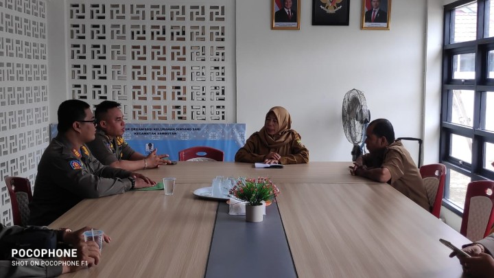 Kunjungan satpol PP kekelurahan Sindang Sari kordinasi mengenai keberadaan siskamling.