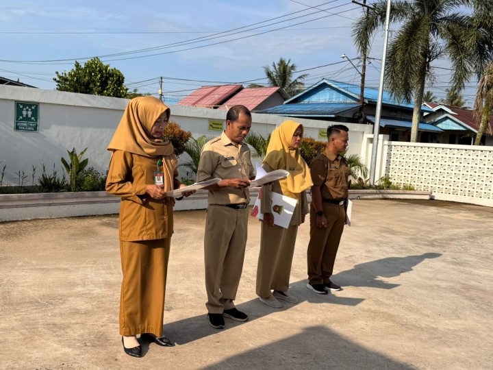 Rutinitas apel pagi di Pemerintahan Kelurahan Sindang Sari.