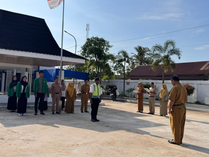 Rutinitas apel pagi di Pemerintahan Kelurahan Sindang Sari.
