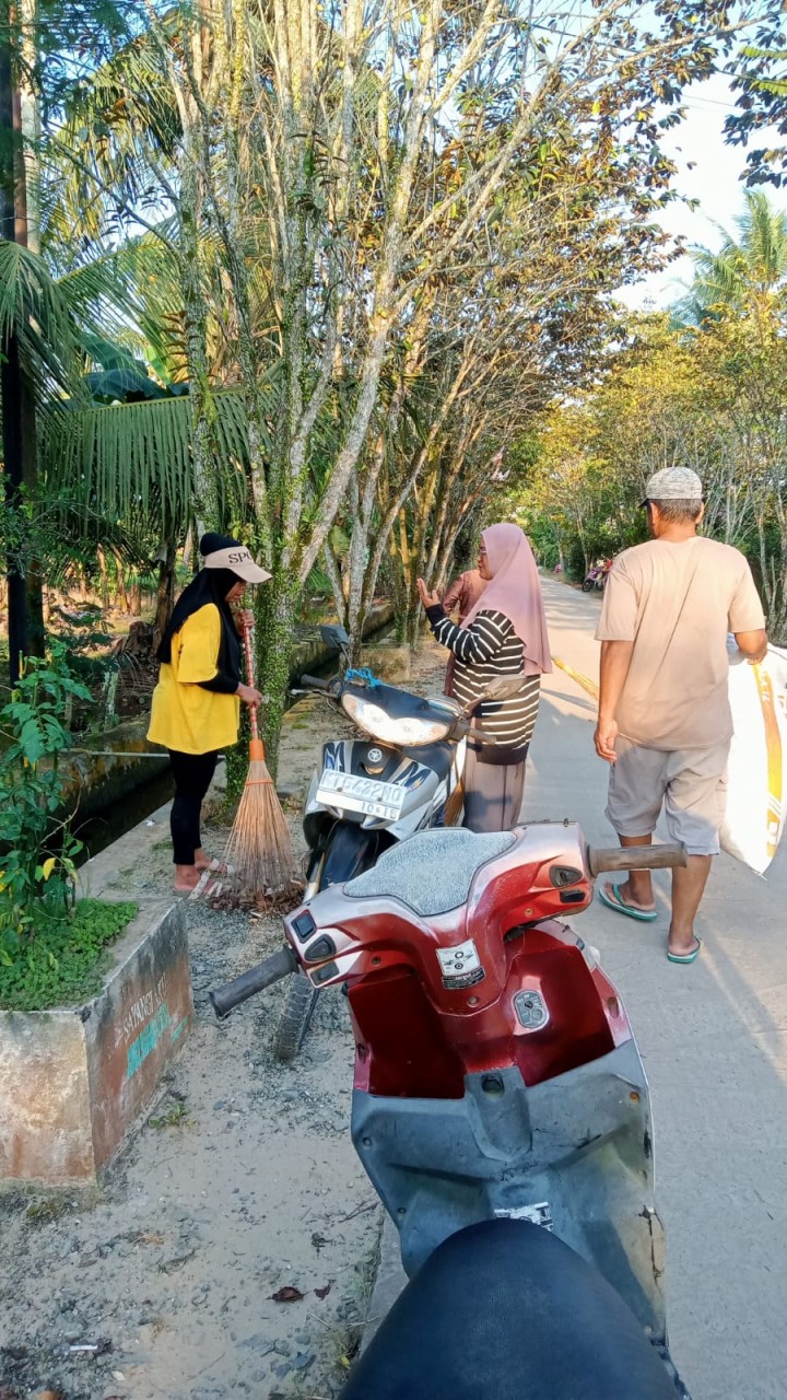 Gotong Royong Lingkungan Jalan Pasundan-Jalan Sungai Manggis RT.1