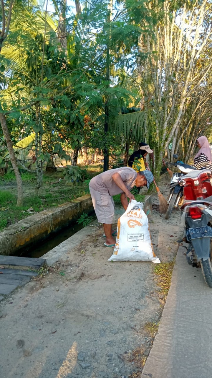 Gotong Royong Lingkungan Jalan Pasundan-Jalan Sungai Manggis RT.1