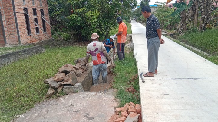 Pengerjaan Draeinase/Parit Gg.Taruna Bakti RT.6 kegiatan bidang Sapras (PROBEBAYA)