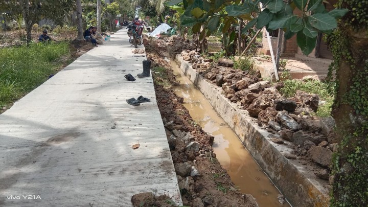 Pengerjaan Draeinase/Parit Gg.Taruna Bakti RT.6 kegiatan bidang Sapras (PROBEBAYA)