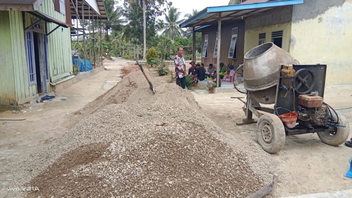 Monitoring Pengerjaan Semenisasi jalan dan Draienase di Bidang Saprap (PROBEBAYA) Sindang Sari.