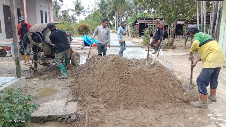 Monitoring Pengerjaan Semenisasi jalan dan Draienase di Bidang Saprap (PROBEBAYA) Sindang Sari.