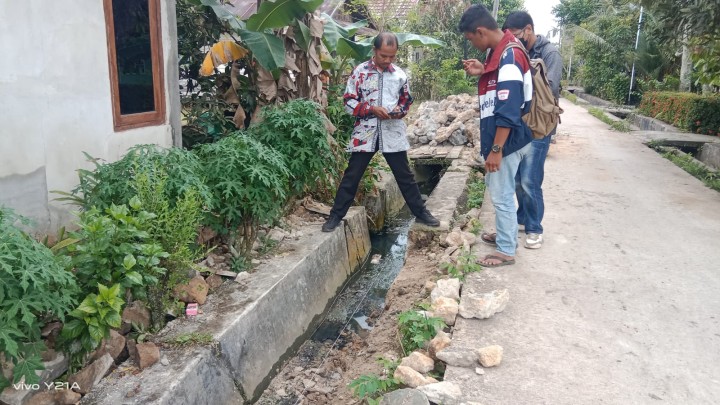 Monitoring Pengerjaan Semenisasi jalan dan Draienase di Bidang Saprap (PROBEBAYA) Sindang Sari.