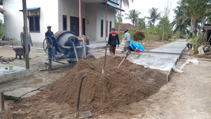 Monitoring Pengerjaan Semenisasi jalan dan Draienase di Bidang Saprap (PROBEBAYA) Sindang Sari.