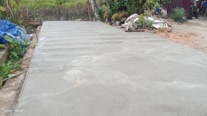 Monitoring Pengerjaan Semenisasi jalan dan Draienase di Bidang Saprap (PROBEBAYA) Sindang Sari.