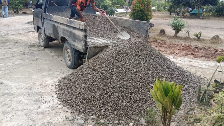 Monitoring Pengerjaan Semenisasi jalan dan Draienase di Bidang Saprap (PROBEBAYA) Sindang Sari.