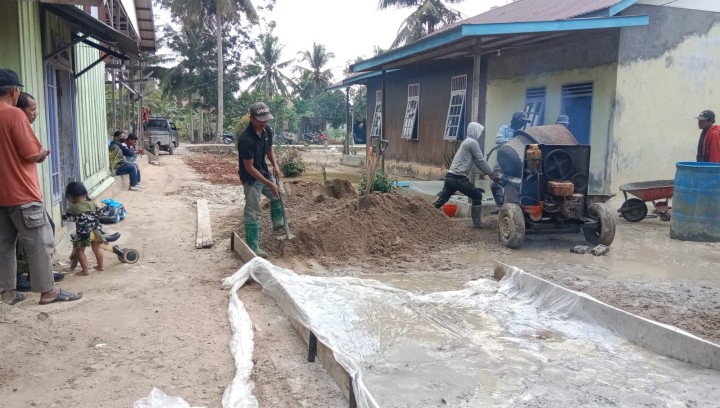 Monitoring Pengerjaan Semenisasi jalan dan Draienase di Bidang Saprap (PROBEBAYA) Sindang Sari.