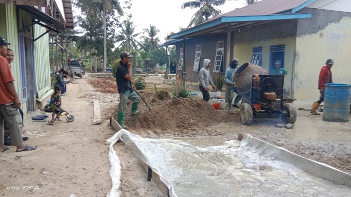 Monitoring Pengerjaan Semenisasi jalan dan Draienase di Bidang Saprap (PROBEBAYA) Sindang Sari.