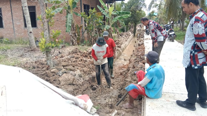 Monitoring Pengerjaan Semenisasi jalan dan Draienase di Bidang Saprap (PROBEBAYA) Sindang Sari.