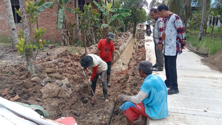 Monitoring Pengerjaan Semenisasi jalan dan Draienase di Bidang Saprap (PROBEBAYA) Sindang Sari.