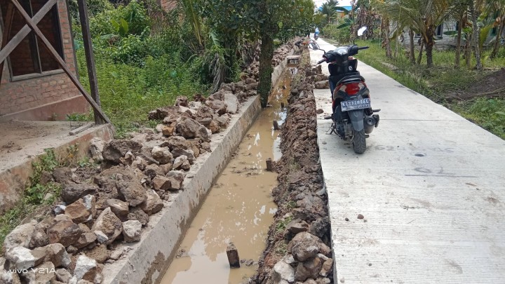 Monitoring Pengerjaan Semenisasi jalan dan Draienase di Bidang Saprap (PROBEBAYA) Sindang Sari.