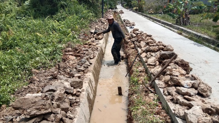 Monitoring Pengerjaan Semenisasi jalan dan Draienase di Bidang Saprap (PROBEBAYA) Sindang Sari.