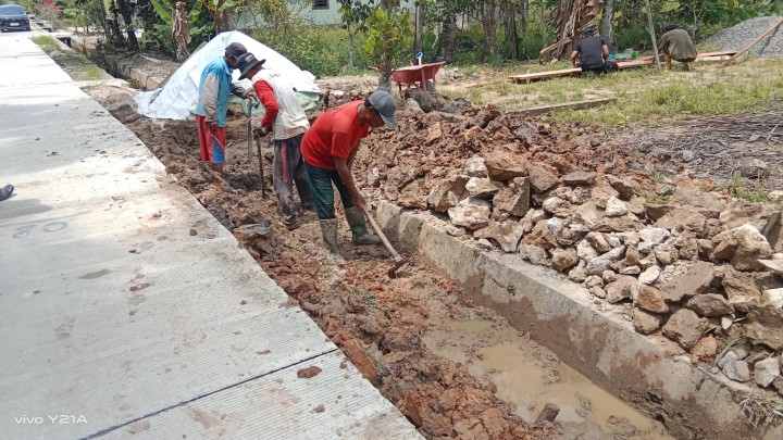 Monitoring Pengerjaan Semenisasi jalan dan Draienase di Bidang Saprap (PROBEBAYA) Sindang Sari.