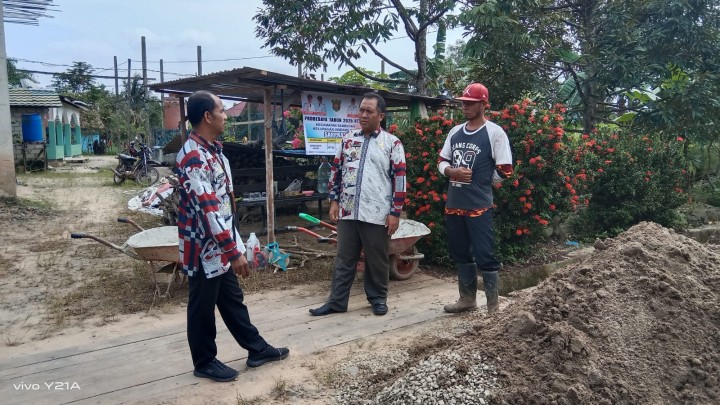 Monitoring Pengerjaan Semenisasi jalan dan Draienase di Bidang Saprap (PROBEBAYA) Sindang Sari.