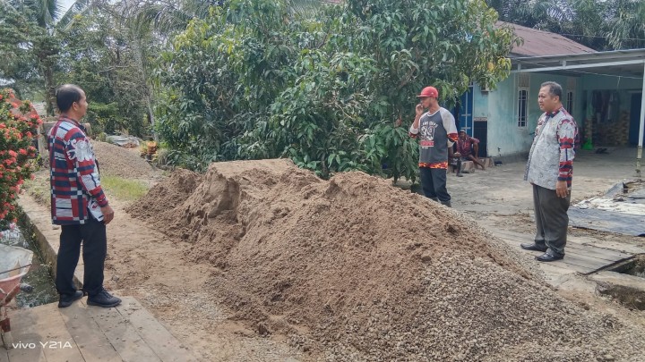 Monitoring Pengerjaan Semenisasi jalan dan Draienase di Bidang Saprap (PROBEBAYA) Sindang Sari.