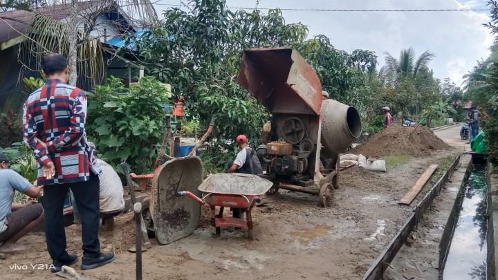 Monitoring Pengerjaan Semenisasi jalan dan Draienase di Bidang Saprap (PROBEBAYA) Sindang Sari.