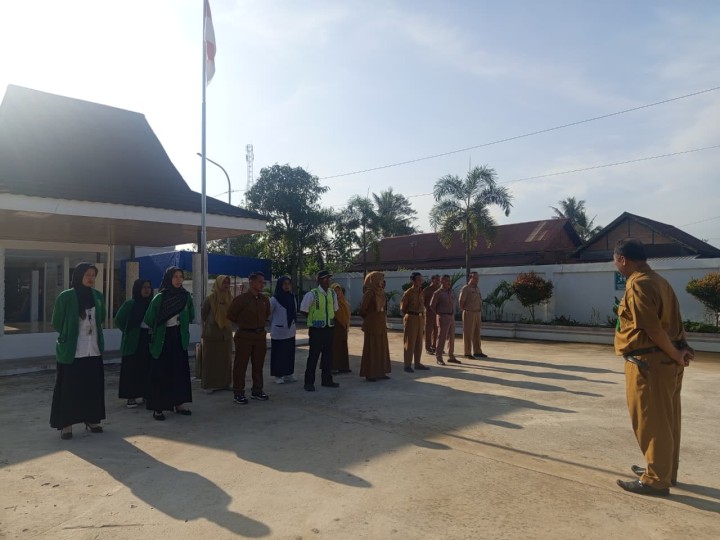Rutinitas Apel pagi di Pemerintahan Kelurahan Sindang Sari.