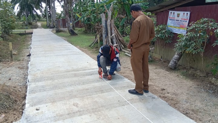 Meninjau pengerjaan semenisasi dan pengukuran semenisasi jalan Masaji RT. 2,Gg. Baru RT. 2 dan Gg. Nangka RT. 1 Bidang Sapras (Probebaya)
