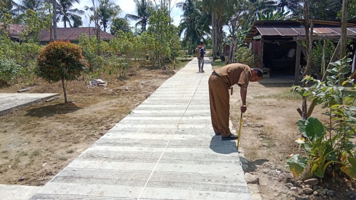 Meninjau pengerjaan semenisasi dan pengukuran semenisasi jalan Masaji RT. 2,Gg. Baru RT. 2 dan Gg. Nangka RT. 1 Bidang Sapras (Probebaya)