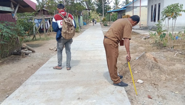 Meninjau pengerjaan semenisasi dan pengukuran semenisasi jalan Masaji RT. 2,Gg. Baru RT. 2 dan Gg. Nangka RT. 1 Bidang Sapras (Probebaya)