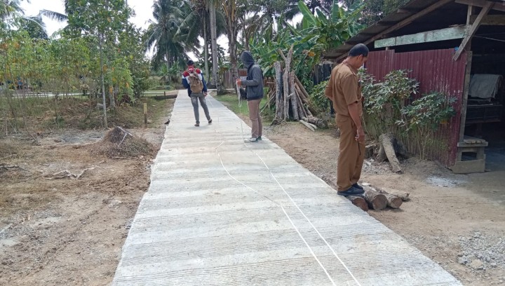 Meninjau pengerjaan semenisasi dan pengukuran semenisasi jalan Masaji RT. 2,Gg. Baru RT. 2 dan Gg. Nangka RT. 1 Bidang Sapras (Probebaya)