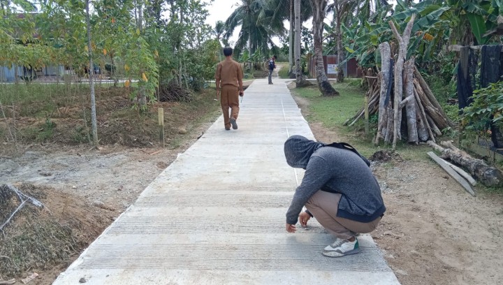 Meninjau pengerjaan semenisasi dan pengukuran semenisasi jalan Masaji RT. 2,Gg. Baru RT. 2 dan Gg. Nangka RT. 1 Bidang Sapras (Probebaya)