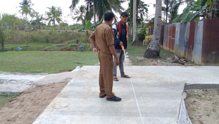 Meninjau pengerjaan semenisasi dan pengukuran semenisasi jalan Masaji RT. 2,Gg. Baru RT. 2 dan Gg. Nangka RT. 1 Bidang Sapras (Probebaya)