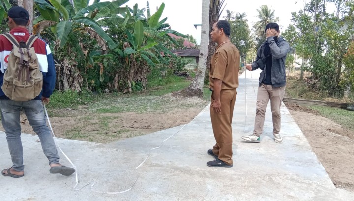 Meninjau pengerjaan semenisasi dan pengukuran semenisasi jalan Masaji RT. 2,Gg. Baru RT. 2 dan Gg. Nangka RT. 1 Bidang Sapras (Probebaya)