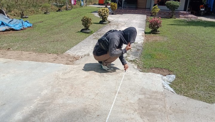Meninjau pengerjaan semenisasi dan pengukuran semenisasi jalan Masaji RT. 2,Gg. Baru RT. 2 dan Gg. Nangka RT. 1 Bidang Sapras (Probebaya)