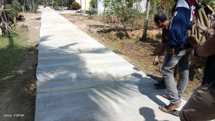 Meninjau pengerjaan semenisasi dan pengukuran semenisasi jalan Masaji RT. 2,Gg. Baru RT. 2 dan Gg. Nangka RT. 1 Bidang Sapras (Probebaya)