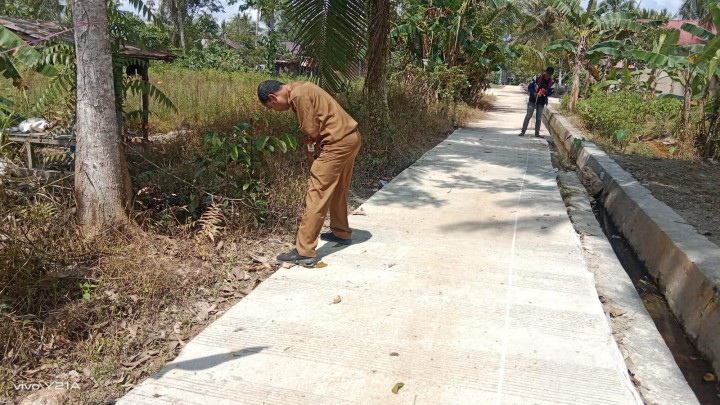 Meninjau pengerjaan semenisasi dan pengukuran semenisasi jalan Masaji RT. 2,Gg. Baru RT. 2 dan Gg. Nangka RT. 1 Bidang Sapras (Probebaya)
