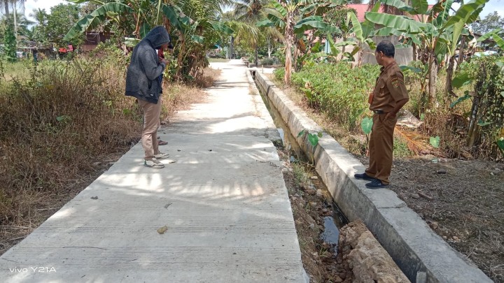 Meninjau pengerjaan semenisasi dan pengukuran semenisasi jalan Masaji RT. 2,Gg. Baru RT. 2 dan Gg. Nangka RT. 1 Bidang Sapras (Probebaya)