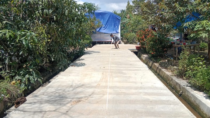 Meninjau pengerjaan semenisasi dan pengukuran semenisasi jalan Masaji RT. 2,Gg. Baru RT. 2 dan Gg. Nangka RT. 1 Bidang Sapras (Probebaya)