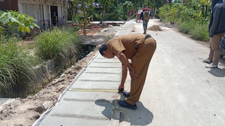 Meninjau pengerjaan semenisasi dan pengukuran semenisasi jalan Masaji RT. 2,Gg. Baru RT. 2 dan Gg. Nangka RT. 1 Bidang Sapras (Probebaya)