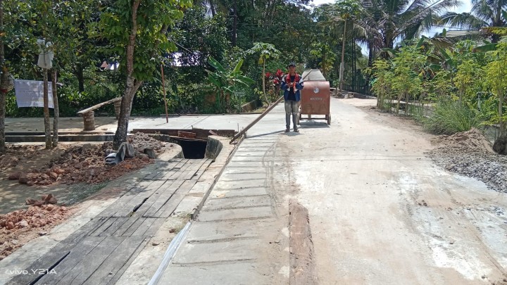 Meninjau pengerjaan semenisasi dan pengukuran semenisasi jalan Masaji RT. 2,Gg. Baru RT. 2 dan Gg. Nangka RT. 1 Bidang Sapras (Probebaya)