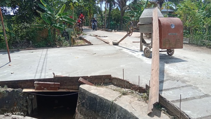 Meninjau pengerjaan semenisasi dan pengukuran semenisasi jalan Masaji RT. 2,Gg. Baru RT. 2 dan Gg. Nangka RT. 1 Bidang Sapras (Probebaya)