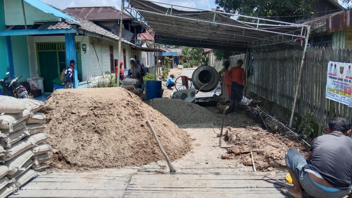 Meninjau pengerjaan semenisasi dan pengukuran semenisasi jalan Masaji RT. 2,Gg. Baru RT. 2 dan Gg. Nangka RT. 1 Bidang Sapras (Probebaya)
