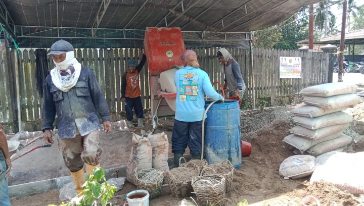 Meninjau pengerjaan semenisasi dan pengukuran semenisasi jalan Masaji RT. 2,Gg. Baru RT. 2 dan Gg. Nangka RT. 1 Bidang Sapras (Probebaya)