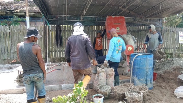 Meninjau pengerjaan semenisasi dan pengukuran semenisasi jalan Masaji RT. 2,Gg. Baru RT. 2 dan Gg. Nangka RT. 1 Bidang Sapras (Probebaya)
