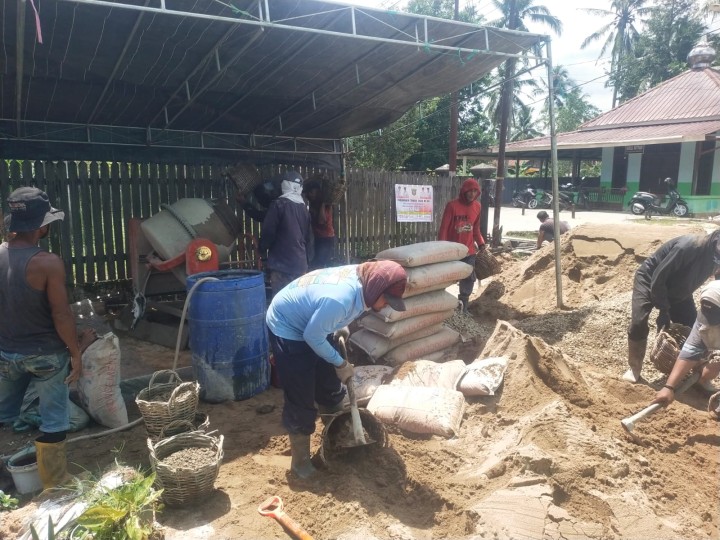 Meninjau pengerjaan semenisasi dan pengukuran semenisasi jalan Masaji RT. 2,Gg. Baru RT. 2 dan Gg. Nangka RT. 1 Bidang Sapras (Probebaya)