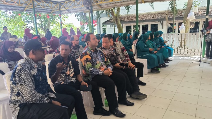 Lurah bersama Ketua PKK menghadiri acara Serah Terima Jabatan di Kecamatan Sambutan.