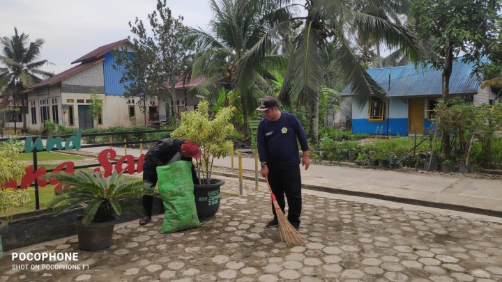 Lurah mengikuti kegiatan Bersih-bersih bersama CS Playground di sekitar halaman depan Gedung Serba Guna Sindang Sari.